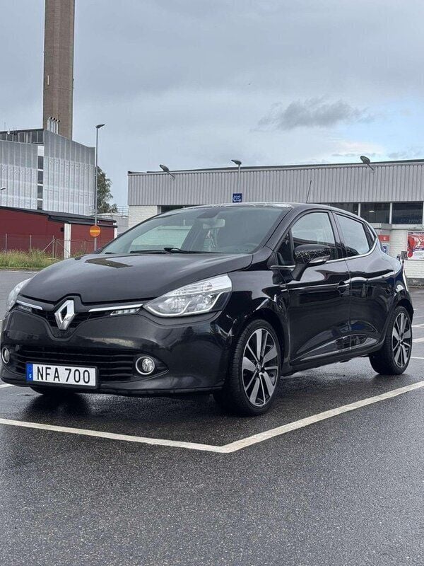 Svart Begagnad 2016 Renault Clio IV Halvkombi | 71 900 kr (Marknadspris) - Bild 1/4