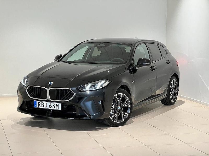 Svart Begagnad 2025 BMW 120 M Sport Halvkombi | 369 000 kr - Bild 1/4