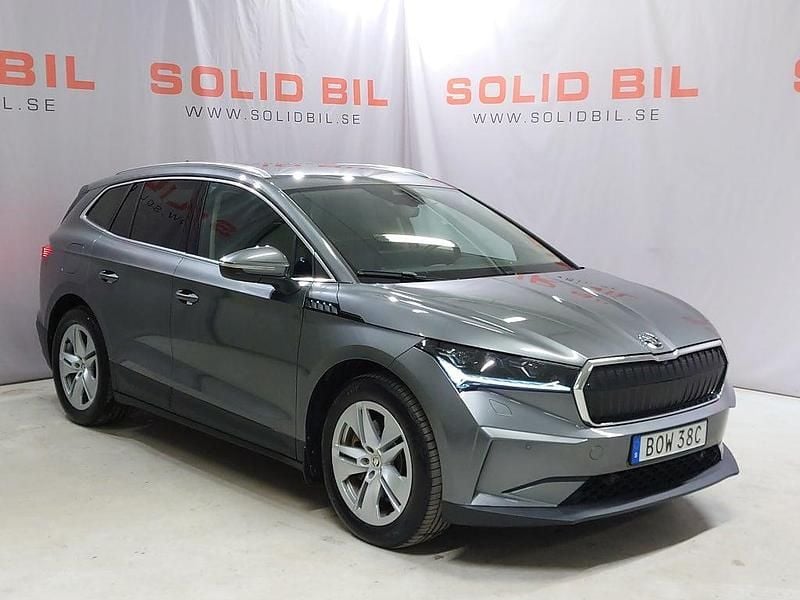 Grå (graphite grey metallic ) Begagnad 2023 Skoda Enyaq iV SUV | 349 900 kr (Bra pris) - Bild 1/4