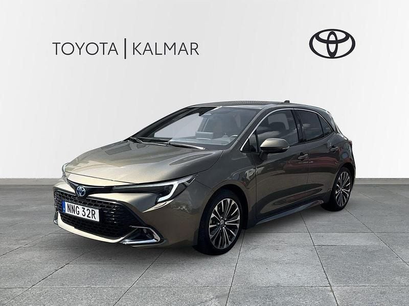 Grön Begagnad 2023 Toyota Corolla Hybrid Style Halvkombi | 284 900 kr (Marknadspris) - Bild 1/3