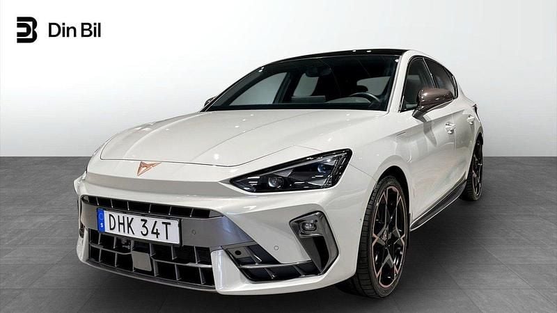Grå (taiga grey) Begagnad 2024 Cupra Leon VZ Kombi | 429 900 kr - Bild 1/4