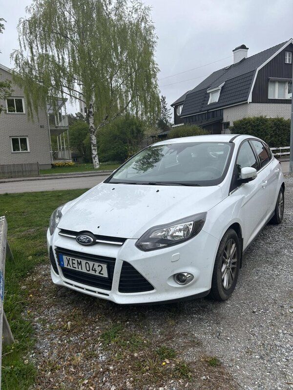 Vit Begagnad 2014 Ford Focus Titanium Halvkombi | 79 000 kr (Bra pris) - Bild 1/4