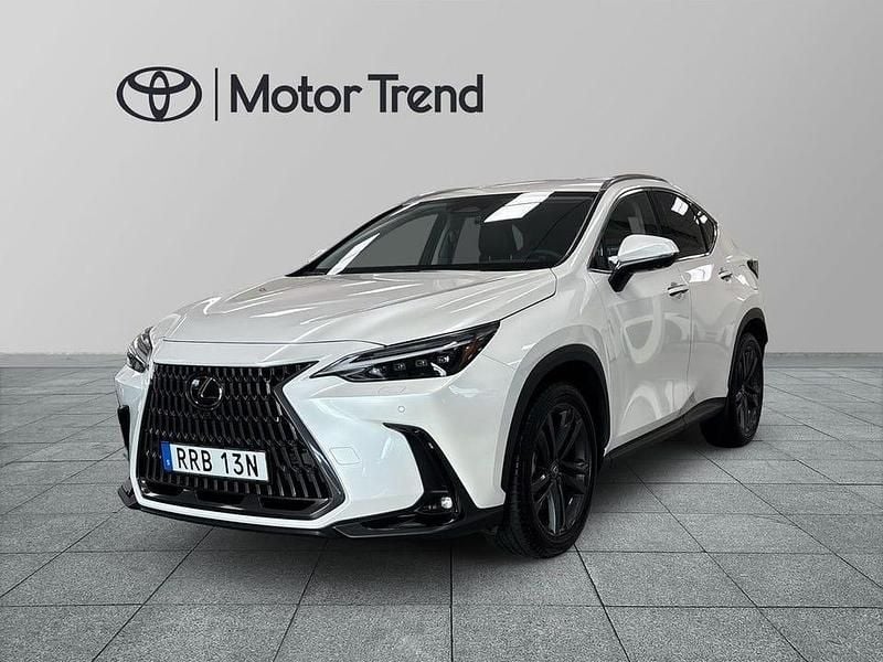 Vit Begagnad 2025 Lexus NX450h+ Executive Line SUV | 599 900 kr (Superpris) - Bild 1/4