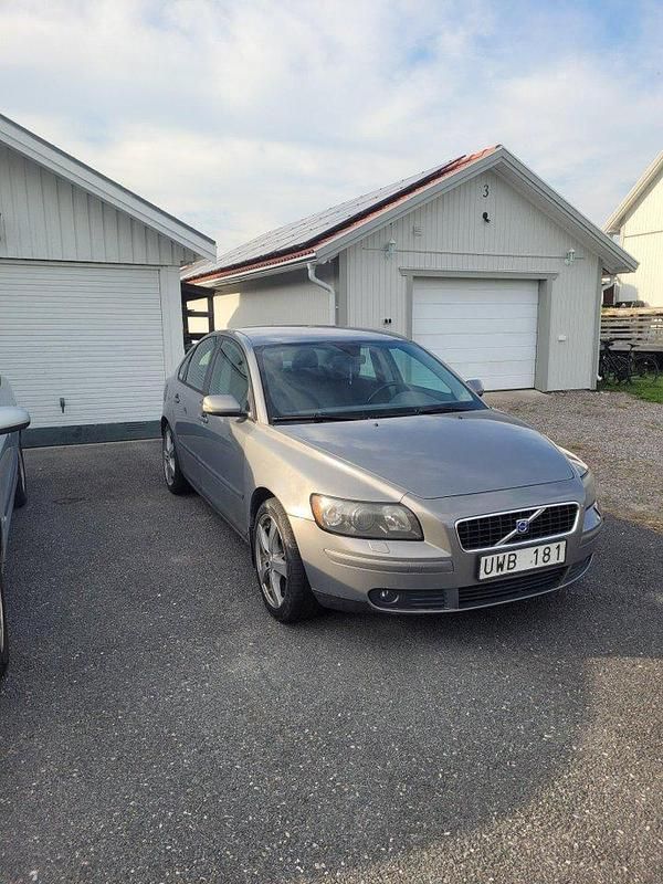 Grå Begagnad 2004 Volvo S40 Sedan | 19 500 kr (Marknadspris) - Bild 1/4