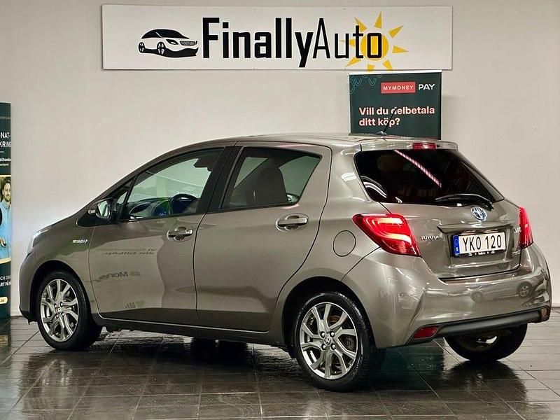 Begagnad Toyota Yaris Hybrid Active 101 HK (74 kW) 2017 Mörkgrå Halvkombi