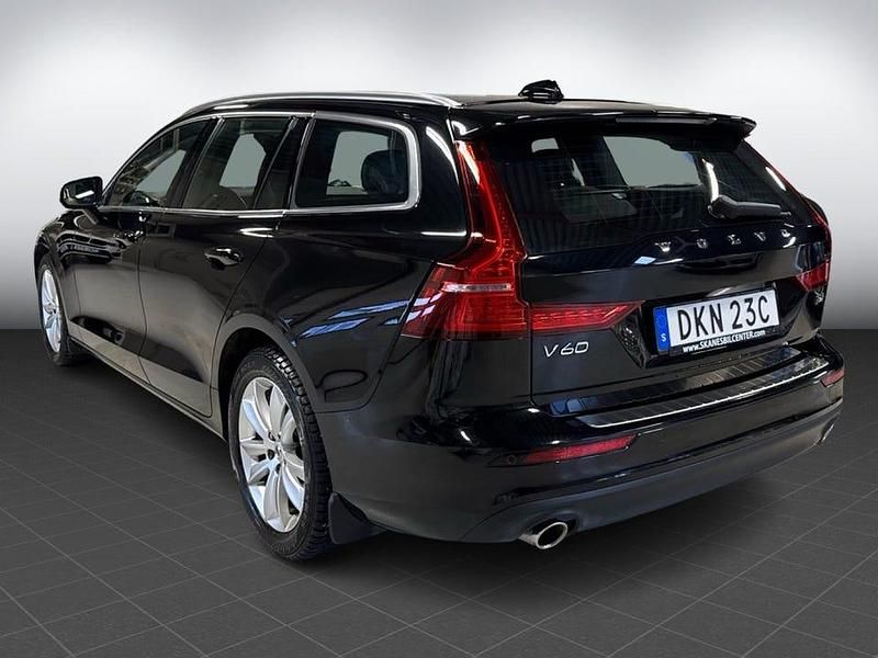Begagnad Volvo V60 Momentum 197 HK (144 kW) 2021 Svart Kombi