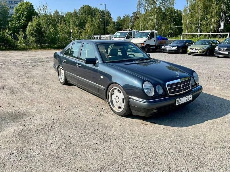 Svart Begagnad 1997 Mercedes E420 Elegance Sedan | 89 000 kr - Bild 1/4