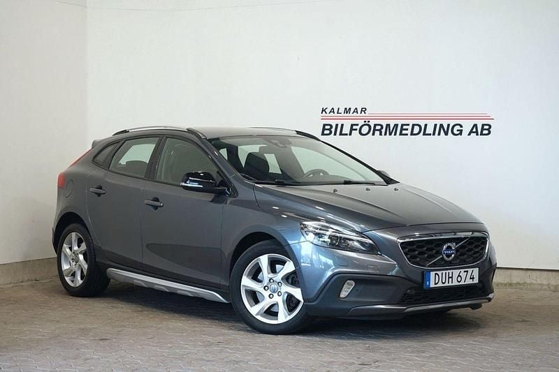 Grå Begagnad 2013 Volvo V40 CC Summum Kombi | 169 900 kr (Marknadspris) - Bild 1/4