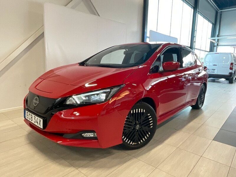 Röd Begagnad 2022 Nissan Leaf 360º Halvkombi | 209 900 kr (Marknadspris) - Bild 1/4