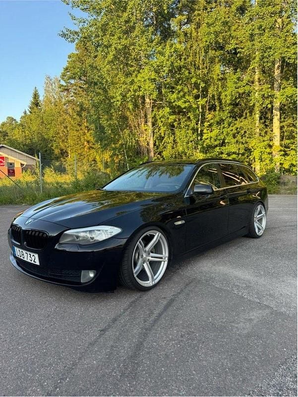 Svart Begagnad 2011 BMW 520 Kombi | 113 000 kr (Marknadspris) - Bild 1/4