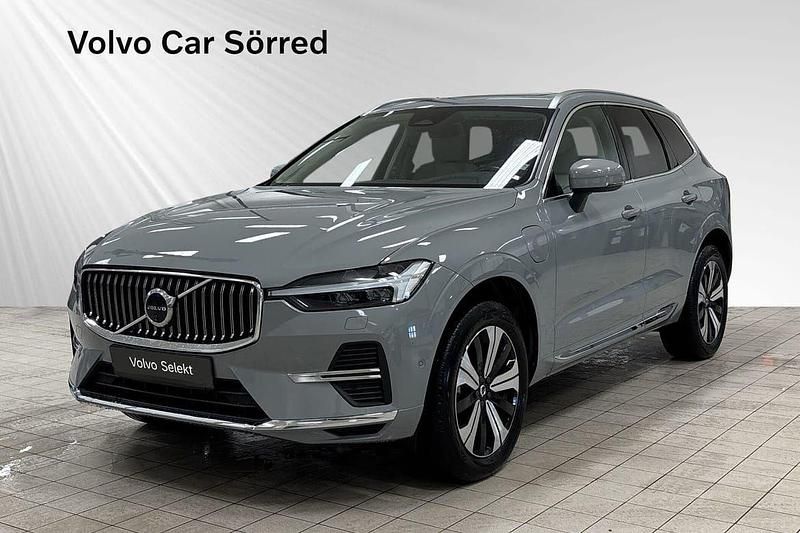 Grå Begagnad 2024 Volvo XC60 Plus SUV | 549 900 kr (Marknadspris) - Bild 1/3