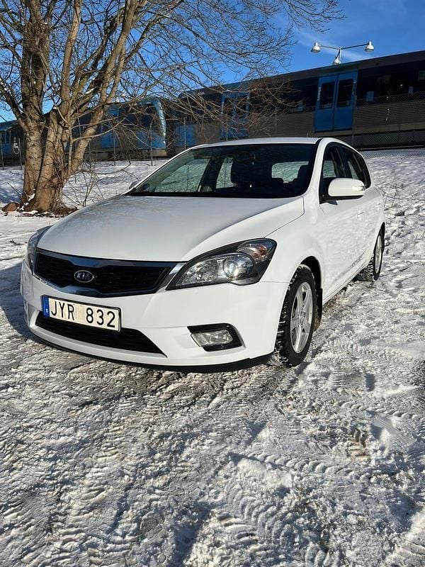 Begagnad Kia Ceed 125 HK (91 kW) 2010 Halvkombi