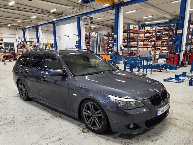 Begagnad BMW 525 197 HK (144 kW) 2009 Platina grå Kombi