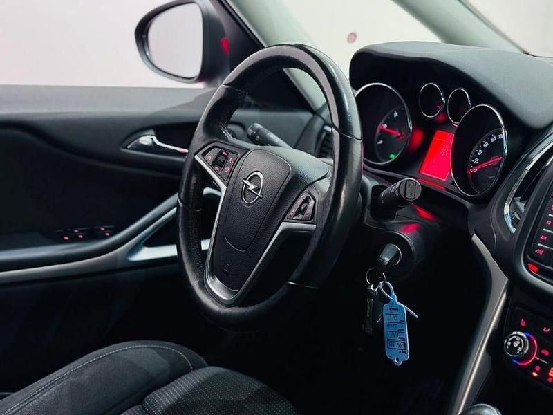 Begagnad Opel Zafira Tourer Business 165 HK (121 kW) 2012 Röd Minibuss