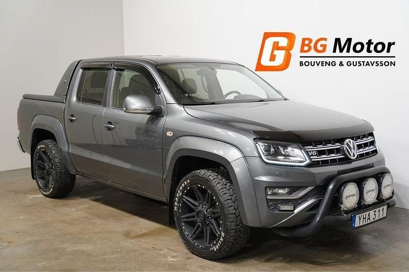 Grå Begagnad 2017 VW Amarok Pickup | 294 600 kr (Marknadspris) - Bild 1/4