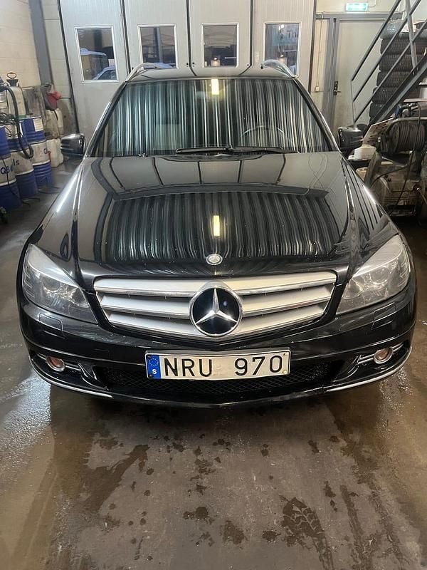 Svart metallic Begagnad 2010 Mercedes C180 Kombi | 85 000 kr (Dyr) - Bild 1/4