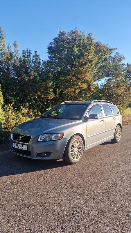 Blå Begagnad 2008 Volvo V50 Momentum Kombi | 60 000 kr (Marknadspris) - Bild 1/4