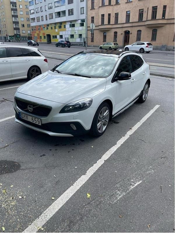 Vit Begagnad 2013 Volvo V40 CC Momentum Kombi | 125 000 kr (Marknadspris) - Bild 1/4