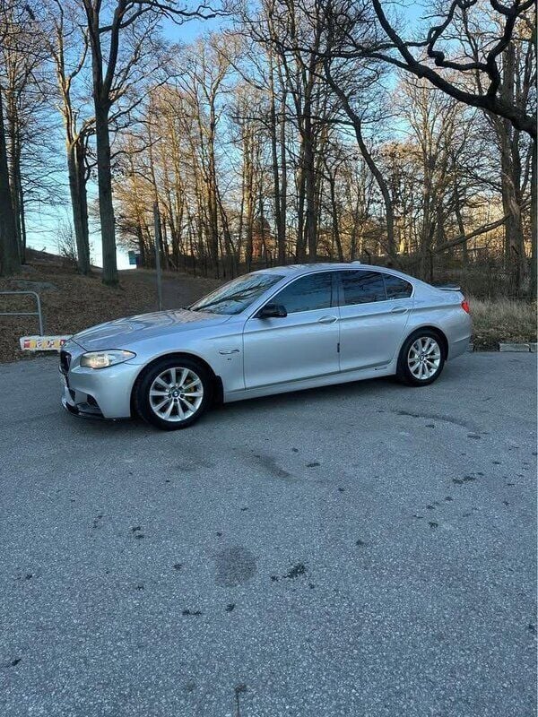 Grå Begagnad 2013 BMW 520 Sedan | 99 900 kr (Superpris) - Bild 1/4
