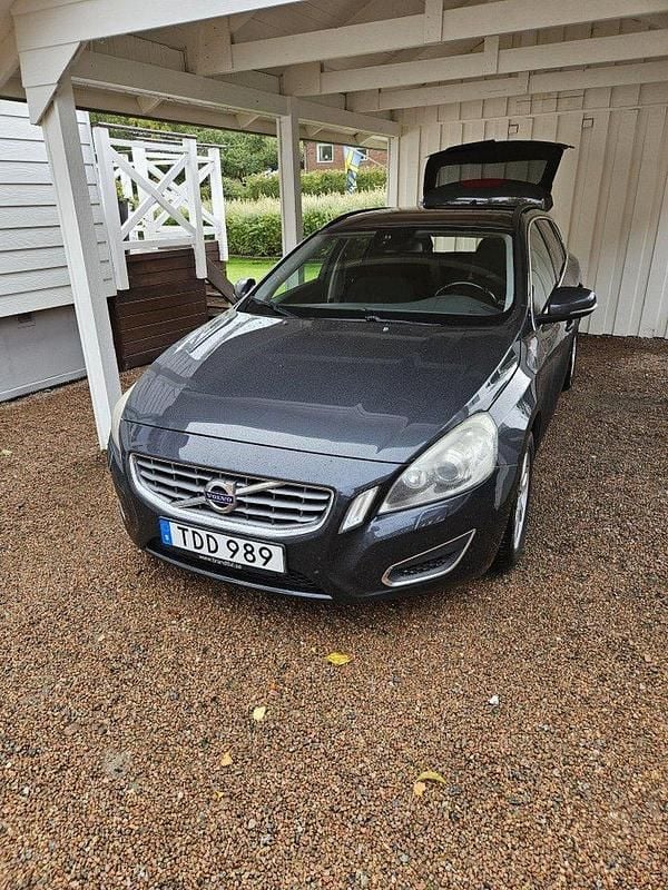 Grå Begagnad 2013 Volvo V60 Momentum Kombi | 84 000 kr (Superpris) - Bild 1/4