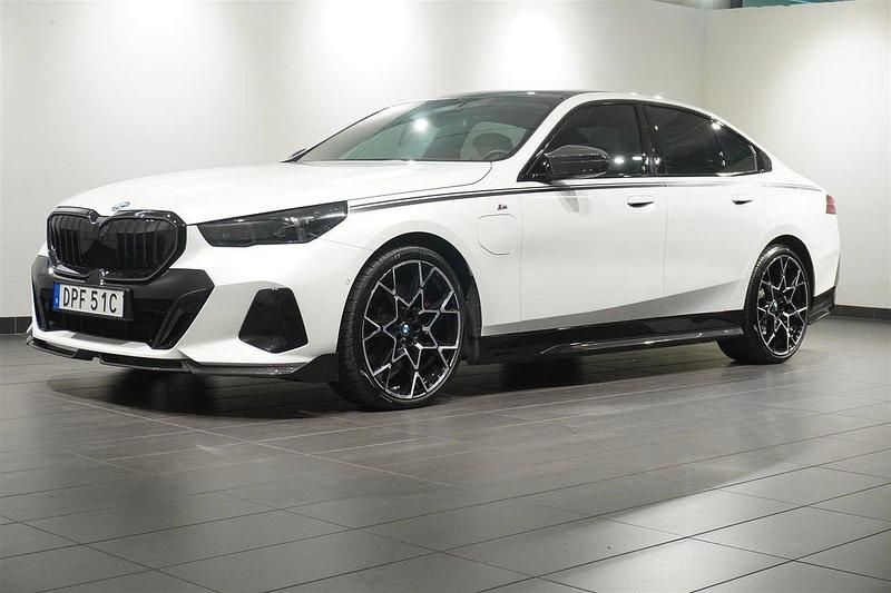 Vit Begagnad 2024 BMW 550e M Performance Sedan | 995 000 kr - Bild 1/4