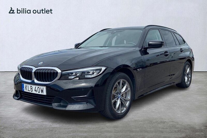 Svart Begagnad 2021 BMW 330e Sport Line Kombi | 259 900 kr (Superpris) - Bild 1/4