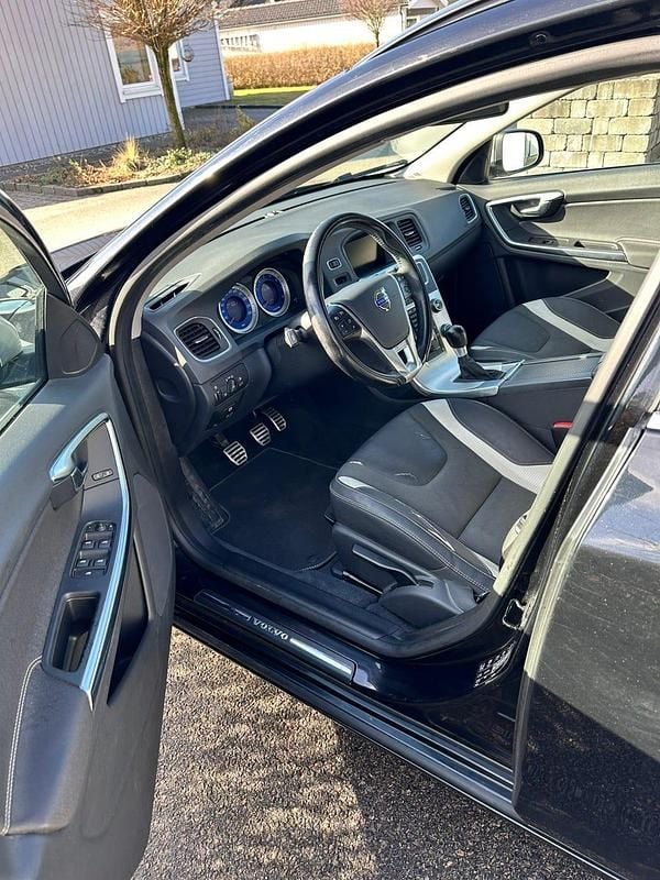 Begagnad Volvo V60 180 HK (132 kW) 2012 Svart metallic Kombi