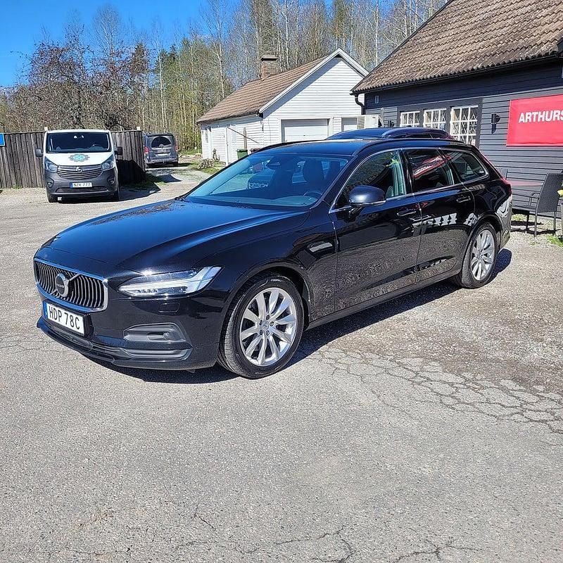Svart Begagnad 2022 Volvo V90 Momentum Kombi | 208 000 kr (Marknadspris) - Bild 1/4