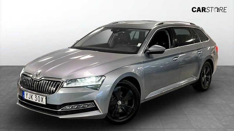 Grå Begagnad 2020 Skoda Superb LAURIN & KLEMENT Kombi | 249 900 kr (Marknadspris) - Bild 1/4