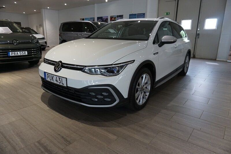 Vit Begagnad 2022 VW Golf Alltrack Kombi | 329 000 kr (Marknadspris) - Bild 1/2