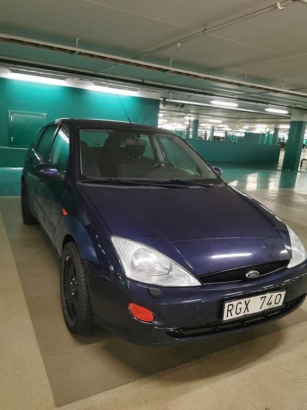 Blå Begagnad 2000 Ford Focus Halvkombi | 10 500 kr - Bild 1/4