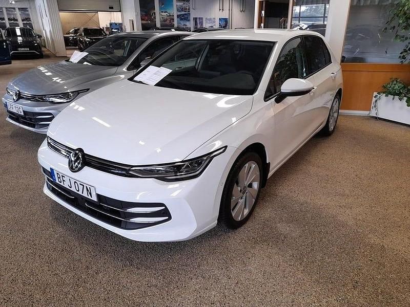 Vit (pure white) Ny 2025 VW Golf VIII Life Kombi | 284 900 kr (Marknadspris) - Bild 1/4