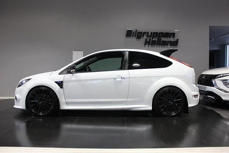 Begagnad Ford Focus RS 305 HK (224 kW) 2010 Frozen vit Halvkombi