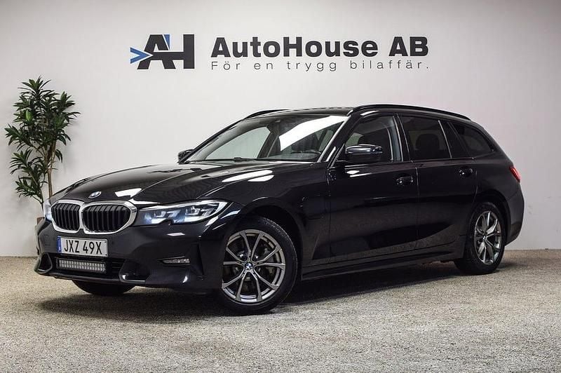 Svartmetallic Begagnad 2021 BMW 330 Sport Line Kombi | 209 000 kr (Bra pris) - Bild 1/4