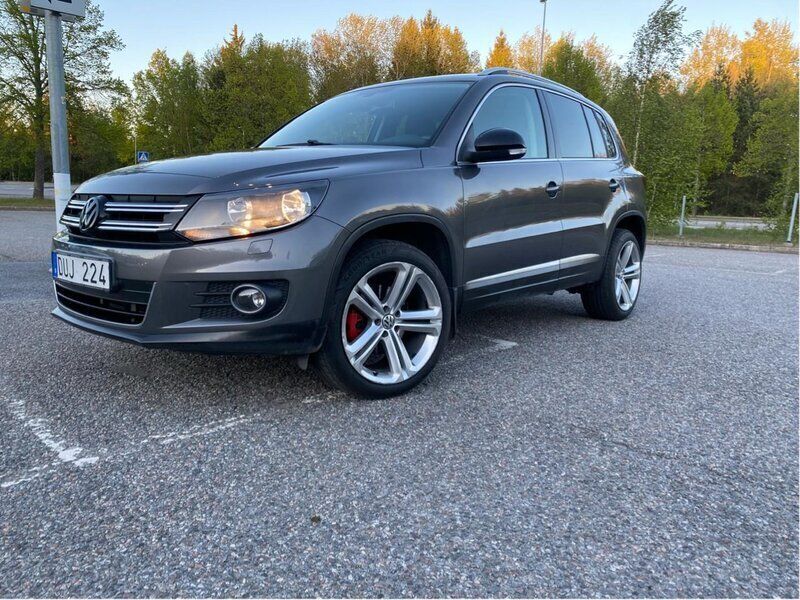 Grå Begagnad 2012 VW Tiguan Sportline SUV | 117 900 kr (Marknadspris) - Bild 1/4