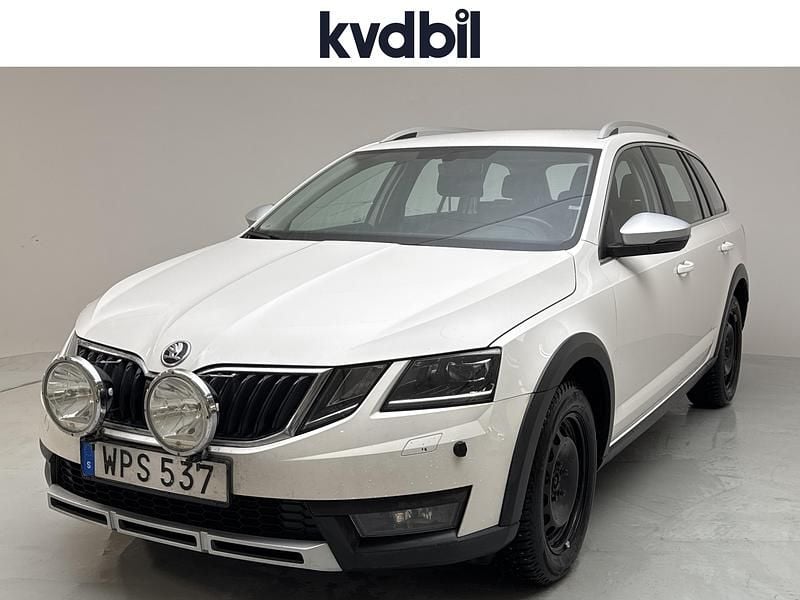Vit Begagnad 2018 Skoda Octavia Scout Kombi | 139 000 kr (Superpris) - Bild 1/3