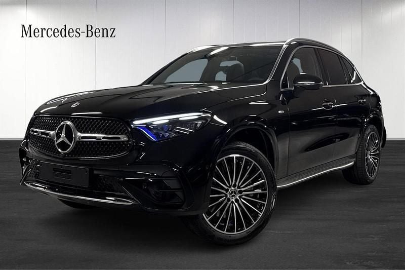 Svart metallic Ny 2025 Mercedes GLC300e Premium SUV | 849 050 kr (Marknadspris) - Bild 1/4