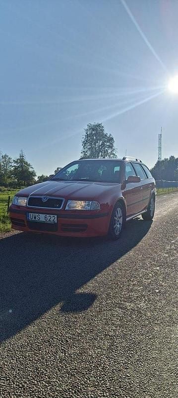 Röd Begagnad 2004 Skoda Octavia RS Kombi | 22 000 kr (Marknadspris) - Bild 1/1
