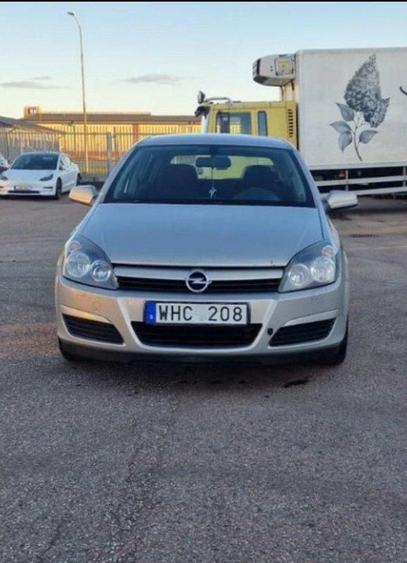 Grå Begagnad 2005 Opel Astra Halvkombi | 20 000 kr (Marknadspris) - Bild 1/4