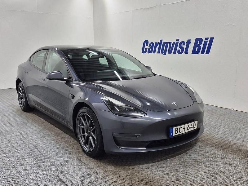 Begagnad Tesla Model 3 366 kW (498 HK) 2021 Grå metallic Sedan