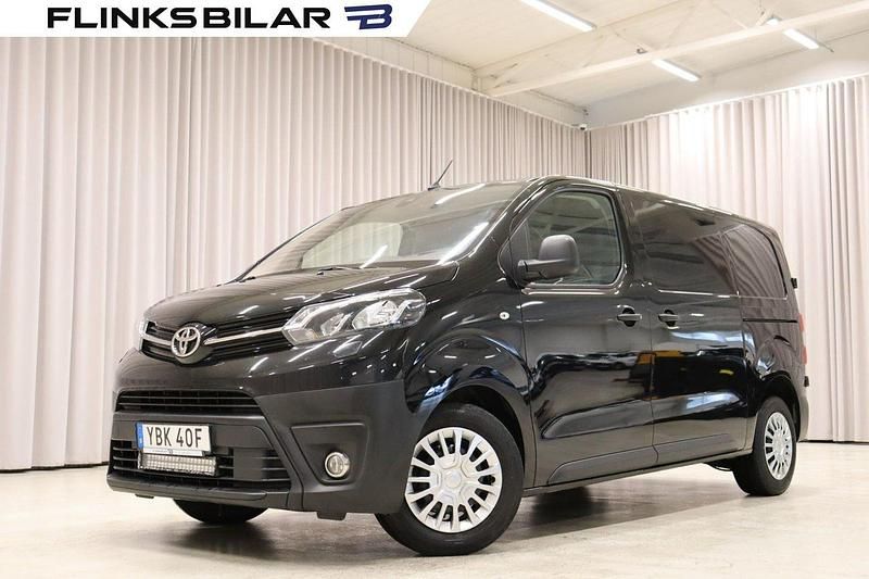 Svart Begagnad 2021 Toyota Proace Van | 209 900 kr (Bra pris) - Bild 1/4