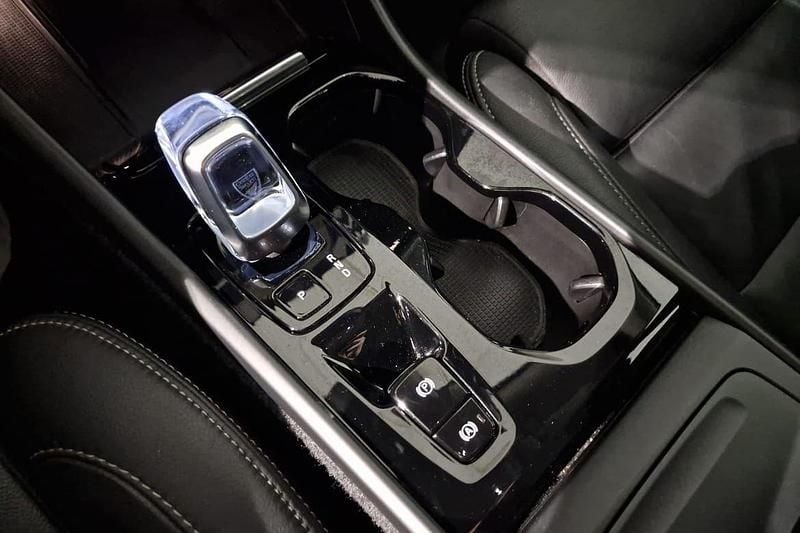 Grå Begagnad 2025 Volvo XC40 Plus SUV | 389 900 kr (Marknadspris) - Bild 1/1