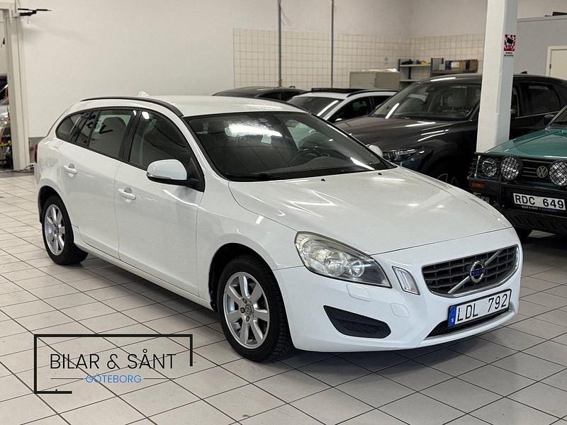 Vit Begagnad 2010 Volvo V60 Kombi | 57 900 kr (Lite dyr) - Bild 1/4