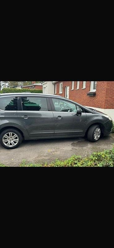Grå Begagnad 2010 Peugeot 5008 Minibuss | 54 900 kr (Marknadspris) - Bild 1/4