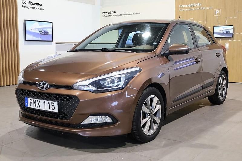 Brunmetallic Begagnad 2015 Hyundai i20 Premium Halvkombi | 99 800 kr (Marknadspris) - Bild 1/3