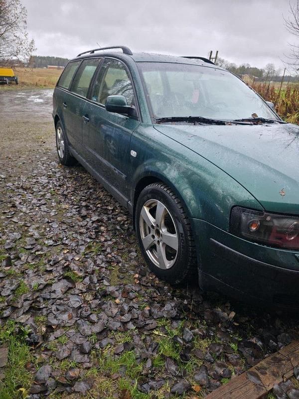 Grön Begagnad 2000 VW Passat Comfortline Kombi | 17 500 kr - Bild 1/4