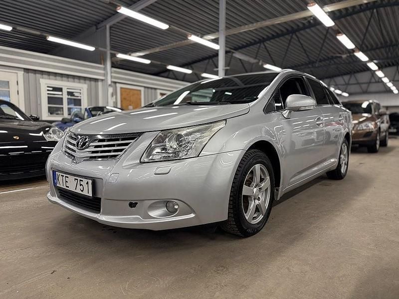 Silver Begagnad 2010 Toyota Avensis Executive Kombi | 59 900 kr (Marknadspris) - Bild 1/4