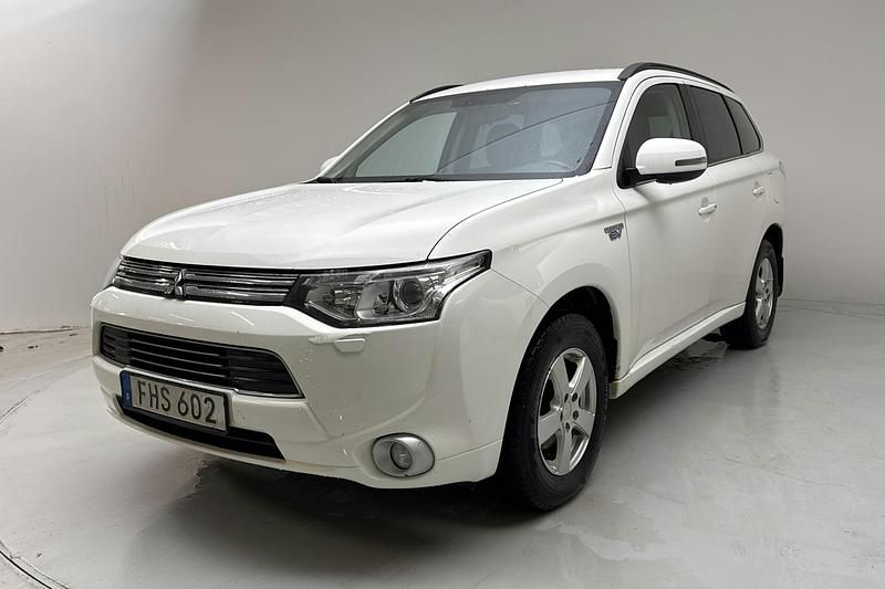 Begagnad Mitsubishi Outlander 121 HK (88 kW) 2014 Vit SUV