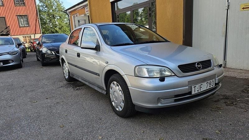 Grå Begagnad 2002 Opel Astra Sedan | 17 000 kr (Marknadspris) - Bild 1/4