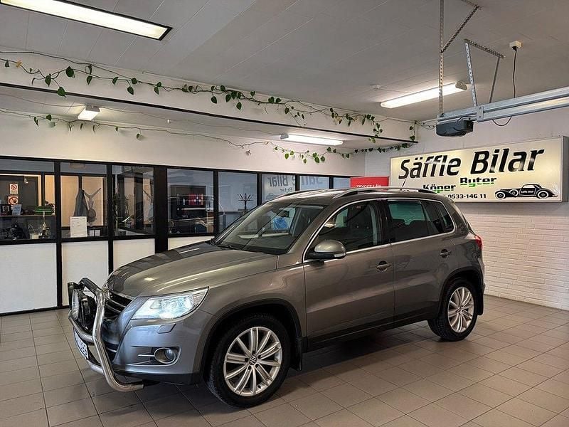Mörkgrå Begagnad 2008 VW Tiguan Sport SUV | 69 900 kr (Marknadspris) - Bild 1/4